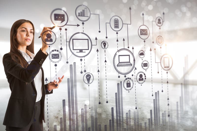 Empresaria europea atractiva con el interfaz digital creativo del negocio que se coloca en interior borroso de la oficina Futuro y concepto de la innovación Exposición doble