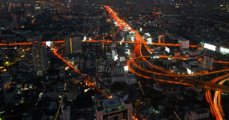 Futurystyczny noc pejzaż miejski z ruchem drogowym przez ulicę bangkok Thailand obrazy stock Futurystyczny noc pejzaż miejski z ruchem drogowym przez ulicę bangkok Thailand obrazy stock
