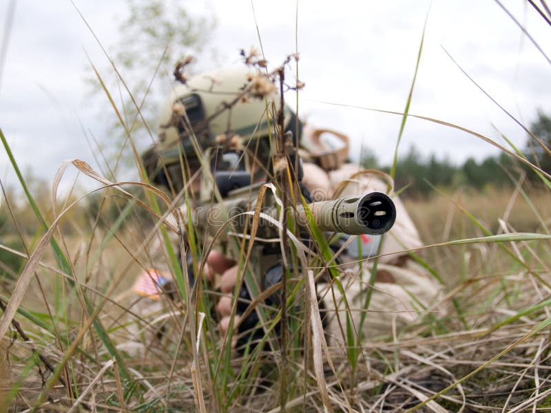 Atirador Furtivo Camuflado Na Floresta Foto de Stock - Imagem de armado,  infantaria: 148202288