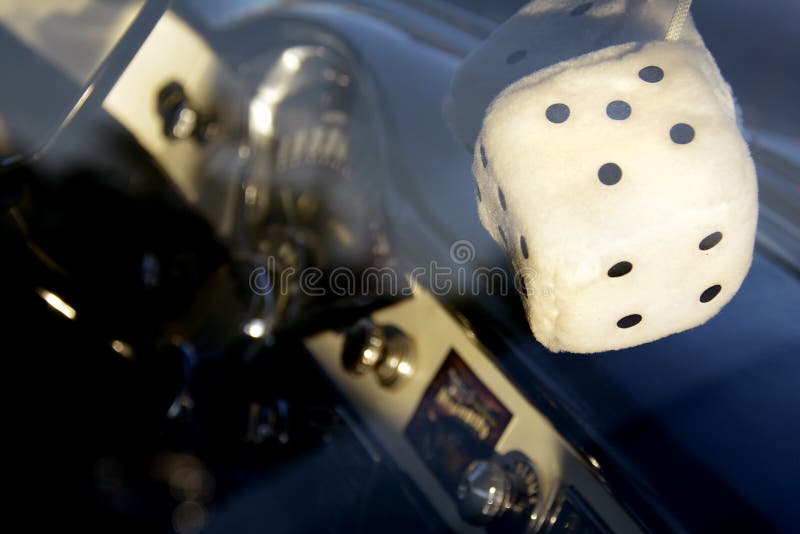 Fuzzy Dice Dangling de rétroviseur classique de voiture avec Dashbo images stock Fuzzy Dice Dangling de rétroviseur classique de voiture avec Dashbo images stock