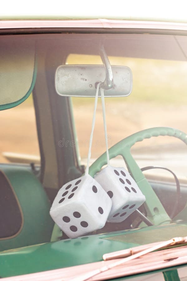 Fuzzy Dice Hanging du rétroviseur d'une voiture ancienne photographie stock Fuzzy Dice Hanging du rétroviseur d'une voiture ancienne photographie stock