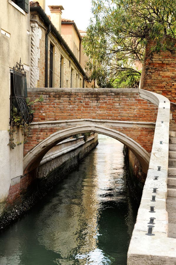 Fuß-Brücke über schmalem Kanal, Venedig, Italien lizenzfreie stockfotos Fuß-Brücke über schmalem Kanal, Venedig, Italien lizenzfreie stockfotos