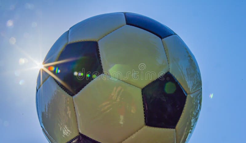 Fußball auf dem Hintergrund der Sonne lizenzfreie stockbilder Fußball auf dem Hintergrund der Sonne lizenzfreie stockbilder