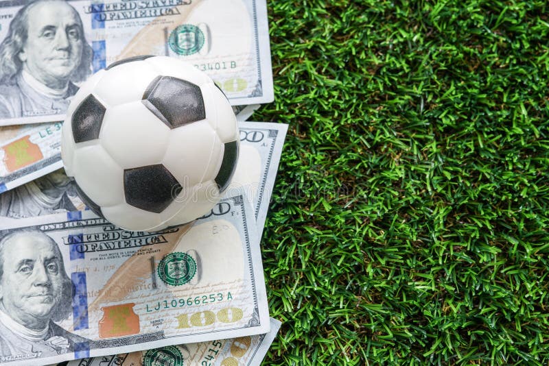 Fußball-Geschäfts-Konzept: Ein fooball auf Dollarscheinen und Grün lizenzfreies stockfoto Fußball-Geschäfts-Konzept: Ein fooball auf Dollarscheinen und Grün lizenzfreies stockfoto