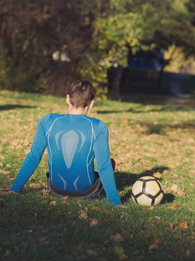 Fußball-Spieler, der mit Fußball aufwirft stockfotos Fußball-Spieler, der mit Fußball aufwirft stockfotos