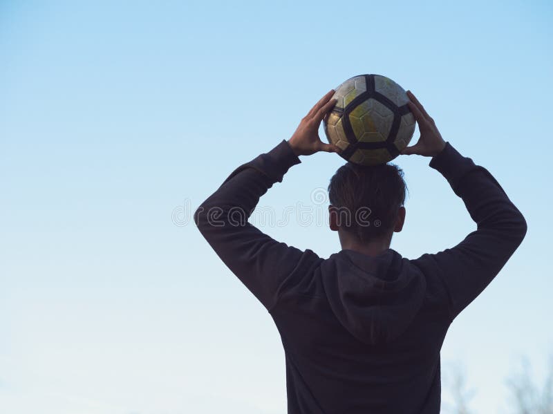 Fußball-Spieler, der mit Fußball aufwirft stockfotografie Fußball-Spieler, der mit Fußball aufwirft stockfotografie