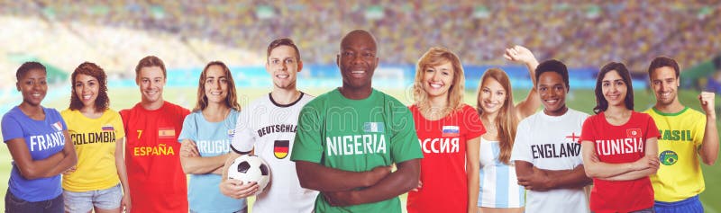 Fußballanhänger von Nigeria mit Fans andere Länder am stadi stockfoto Fußballanhänger von Nigeria mit Fans andere Länder am stadi stockfoto