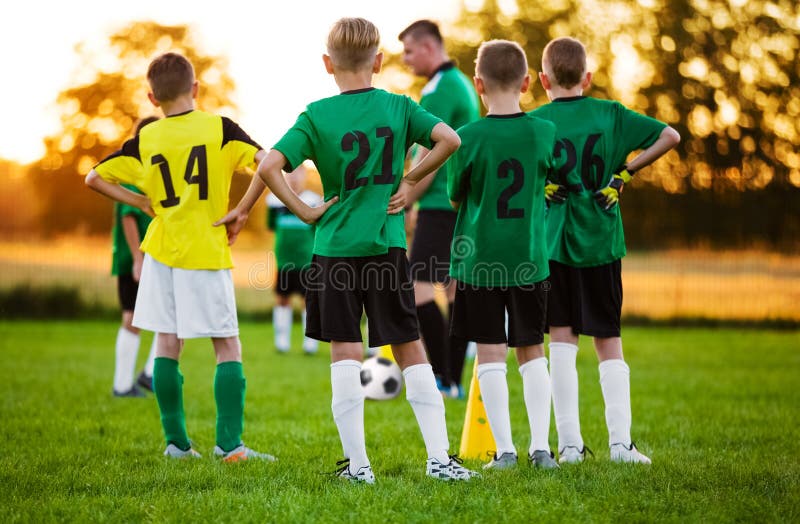 Fußballfußballtraining für Kinder Fußball Team Training stockfotos Fußballfußballtraining für Kinder Fußball Team Training stockfotos