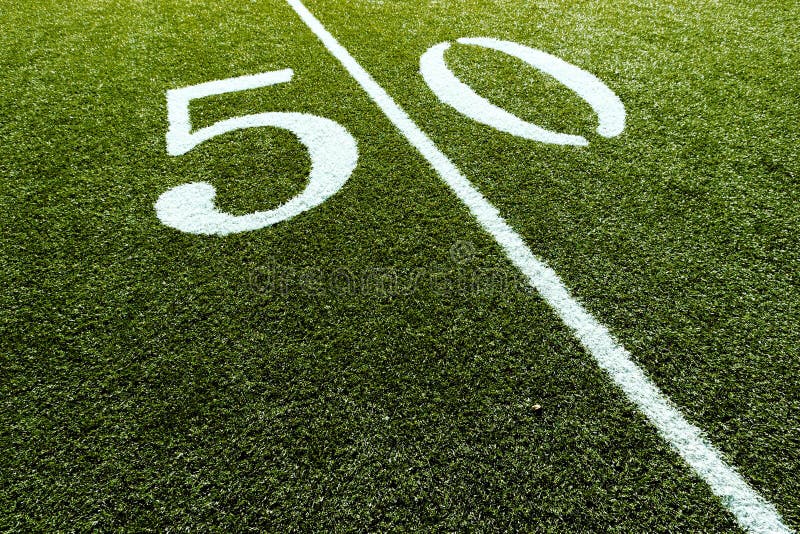 Fußballplatz auf Yard-Line 50 lizenzfreie stockfotografie Fußballplatz auf Yard-Line 50 lizenzfreie stockfotografie