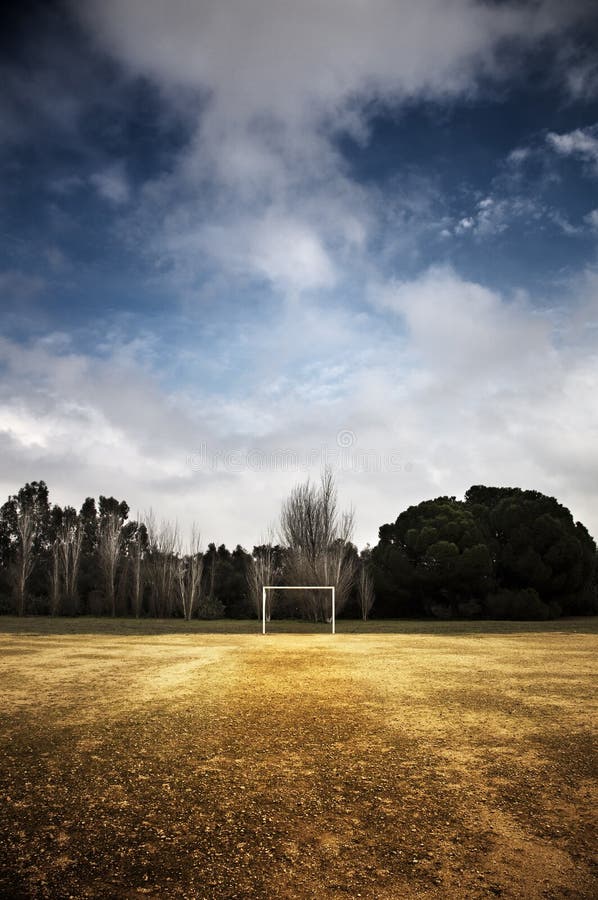 Fußballplatz in einem Park lizenzfreies stockbild Fußballplatz in einem Park lizenzfreies stockbild