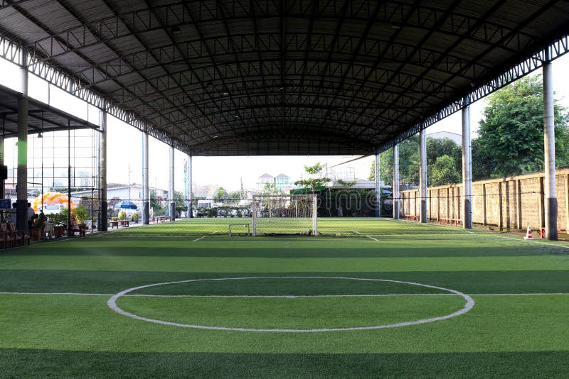 Fußballplatz klein, Futsals-Spielfeld in der Turnhalle Innen, Park des Fußballsportfeldes im Freien mit künstlichem Rasen stockfotos Fußballplatz klein, Futsals-Spielfeld in der Turnhalle Innen, Park des Fußballsportfeldes im Freien mit künstlichem Rasen stockfotos