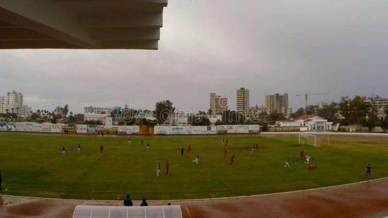 Fußballspiel, im Abstand von verlassenen Gebäuden unter Regen in der Geisterstadt von Varosha in Nord-Zypern