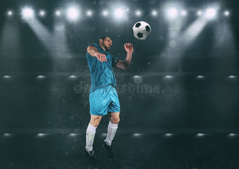 Fußballszene am Nachtmatch mit dem Spieler, der springt, um den Ball mit Kopf zu schlagen lizenzfreie stockfotografie Fußballszene am Nachtmatch mit dem Spieler, der springt, um den Ball mit Kopf zu schlagen lizenzfreie stockfotografie