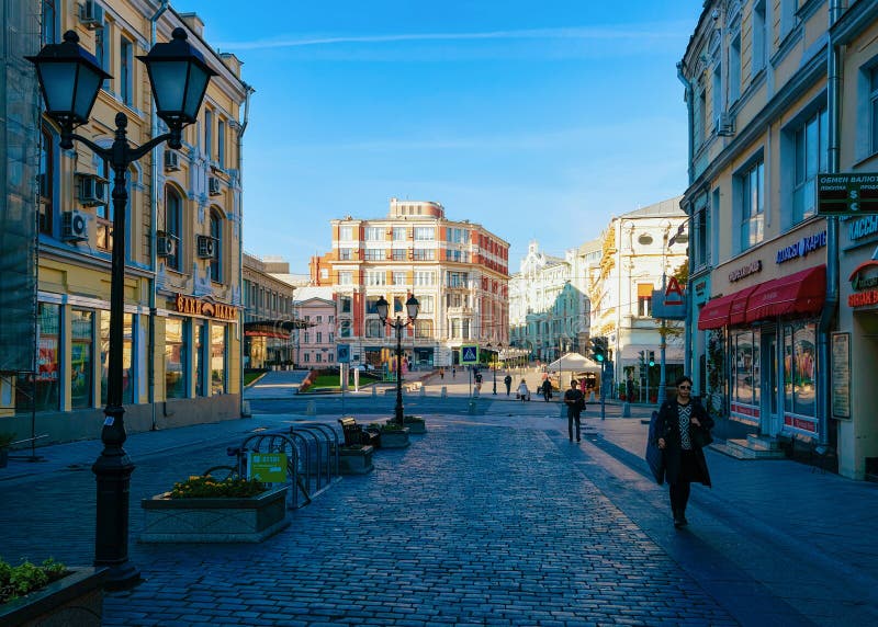 Fußgängerübergang bei Kuznetsky die meiste Straße in Moskau stockfoto Fußgängerübergang bei Kuznetsky die meiste Straße in Moskau stockfoto