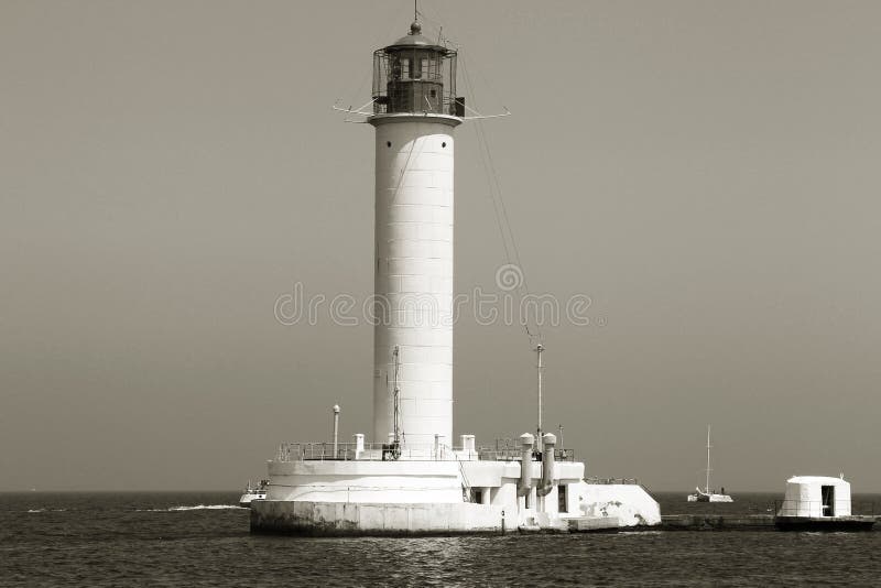 Fyr på havet under himlen En fyr för vitt hav i t. Fyr på havet under himlen En fyr för vitt hav i mitt av hamnpunkterna banan av skepp på natten och dimmig tid med ljus