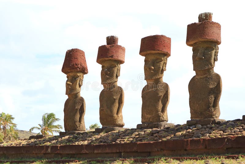Fyra av sju gigantiska Moai-statyer av Ahu Nau Nau Ceremonial Platform, Anakena Beach, Easter Island, Chile royaltyfri fotografi