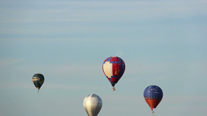 Fyra ballonger för varm luft som flyger i himlen