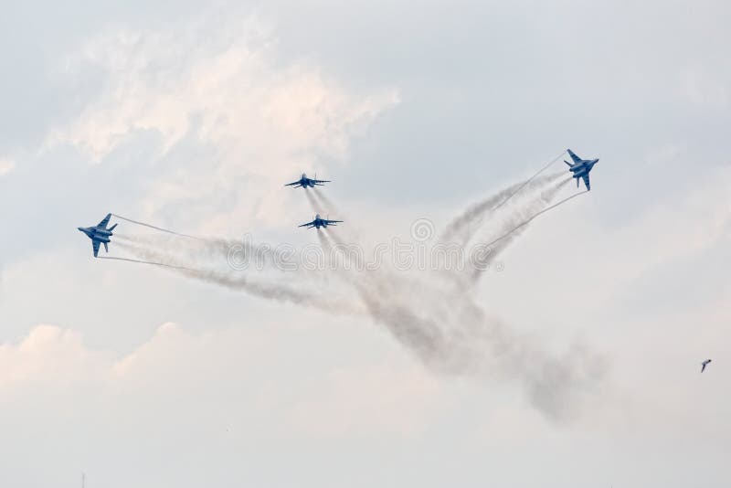 Fyra krigjetar i himmel royaltyfri foto Fyra krigjetar i himmel royaltyfri foto