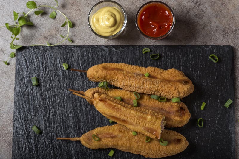 Fyra nya nolla för havrehundkapplöpning som ett mörker kritiserar med tomatsås och mustar royaltyfri fotografi Fyra nya nolla för havrehundkapplöpning som ett mörker kritiserar med tomatsås och mustar royaltyfri fotografi
