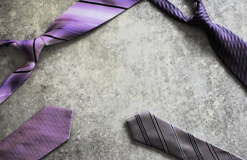 Fyra purpurfärgade violetta mönstrade band på skrapad grå grunge bordlägger bakgrund royaltyfria foton Fyra purpurfärgade violetta mönstrade band på skrapad grå grunge bordlägger bakgrund royaltyfria foton