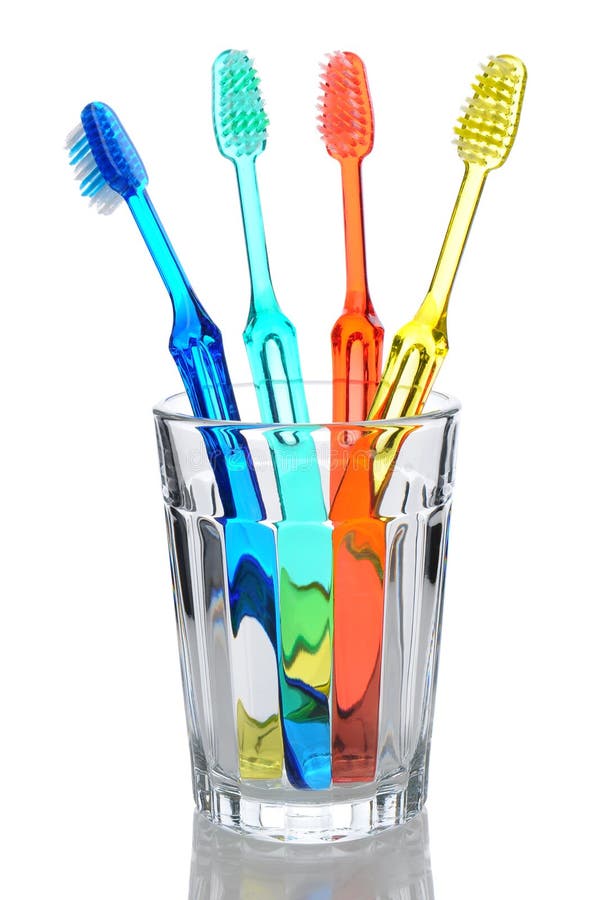 Fyra tandborstar i exponeringsglas