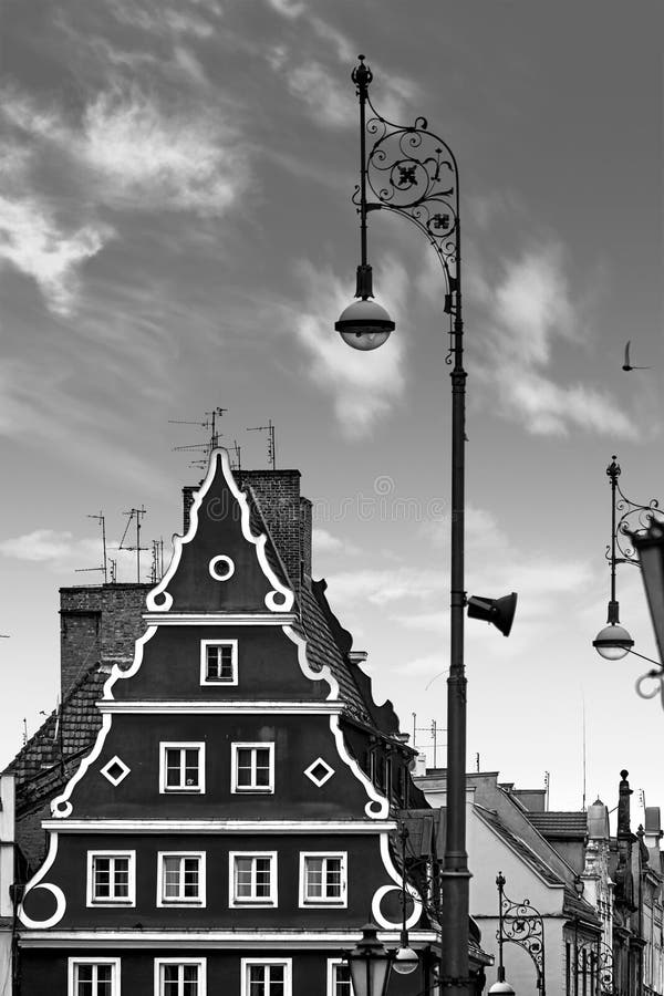 Fyrkant för central marknad i Wroclaw Polen med den gamla hus och gatalyktalampan Loppsemesterbegrepp svart white royaltyfri fotografi