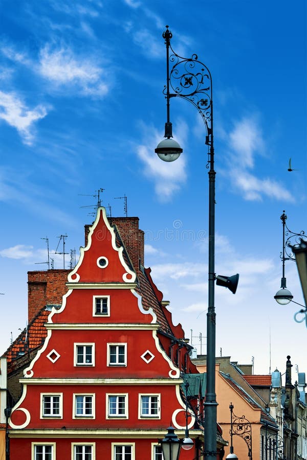 Fyrkant för central marknad i Wroclaw Polen med gamla färgglade hus, gatalyktalampa Loppsemesterbegrepp arkivbilder