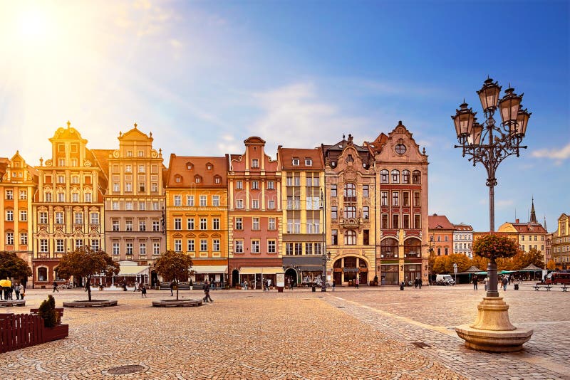 Fyrkant för central marknad i Wroclaw Polen med gamla färgrika hus, gatalyktalampan och att gå turistfolk royaltyfri fotografi