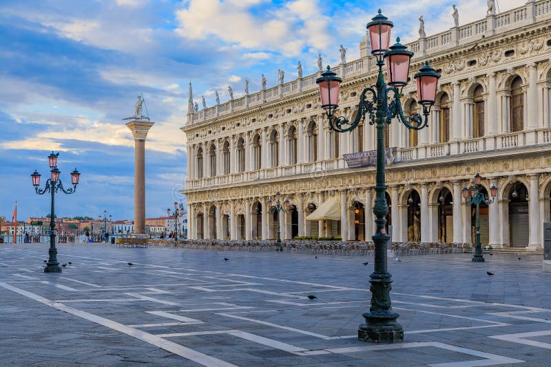 Fyrkant för den pittoreska för piazzaSt Marco eller St Mark `en s på sunris royaltyfri foto Fyrkant för den pittoreska för piazzaSt Marco eller St Mark `en s på sunris royaltyfri foto