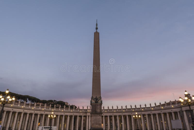 Fyrkant för St Peter ` s i Vatican City på solnedgången royaltyfri fotografi Fyrkant för St Peter ` s i Vatican City på solnedgången royaltyfri fotografi