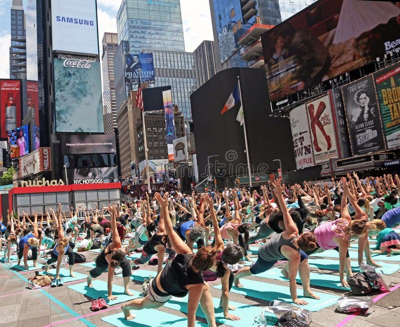 Fyrkant för yoga tidvis royaltyfria bilder
