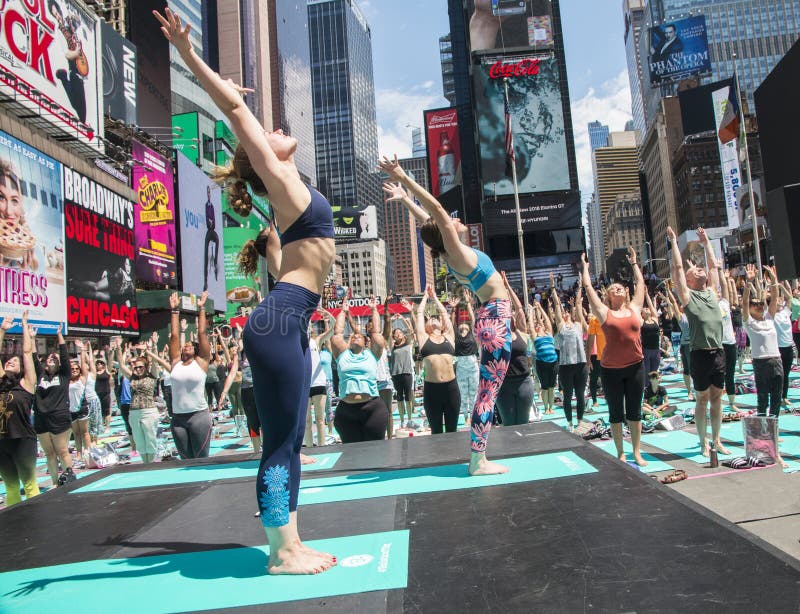 Fyrkant för yoga tidvis royaltyfri bild