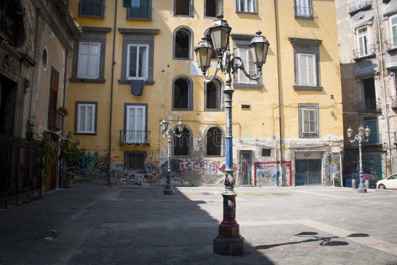 Fyrkant i Naples med den typiska lyktan royaltyfri foto