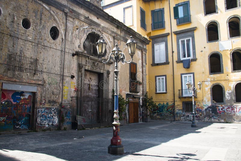 Fyrkant i Naples med den typiska lyktan arkivfoto
