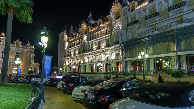 Fyrkant med storkasino i monte carlo night tidmelapse hyperlapse monaco. historiska byggnader. Fyrkant med storkasino i monte carlo night hyperlapse timelapse monaco. historiska byggnader kring. palmer på sidan. parkering och trafik på väg