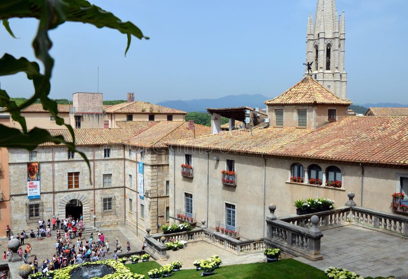 Fyrkanten av domkyrkan av Girona under årlig blommafestival royaltyfri foto Fyrkanten av domkyrkan av Girona under årlig blommafestival royaltyfri foto