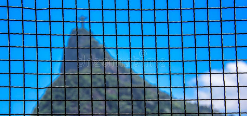 Fyrkantigt raster och oskarpt Corcovado berg på bakgrunden royaltyfri fotografi Fyrkantigt raster och oskarpt Corcovado berg på bakgrunden royaltyfri fotografi