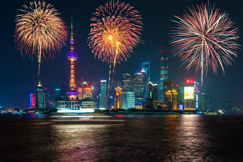 Fyrverkerier i nationell dag för Shanghai, Kina beröm av Peoen royaltyfri fotografi Fyrverkerier i nationell dag för Shanghai, Kina beröm av Peoen royaltyfri fotografi
