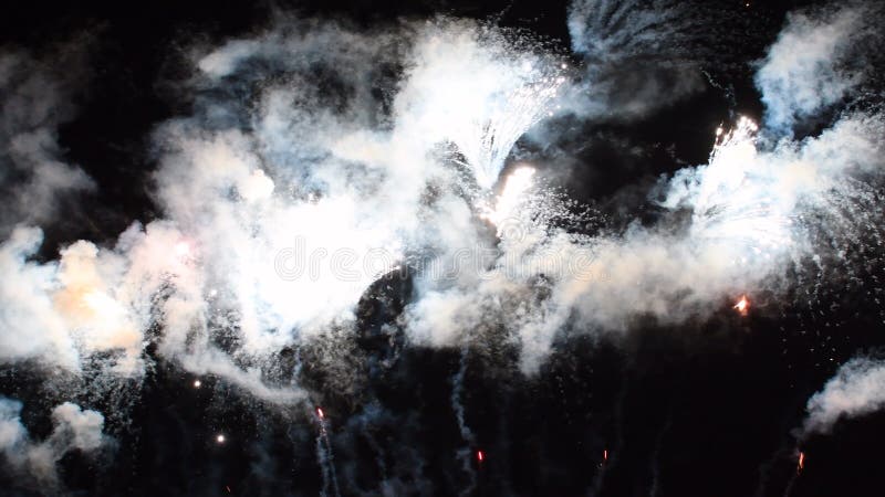 Fyrverkerier som exploderar i den mörka natthimlen arkivfilmer