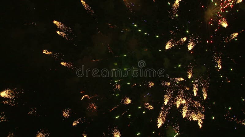Fyrverkerier som exploderar i natthimlen stock video