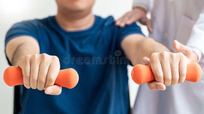 Fysiotherapeut artsenrehabilitatie het raadplegen fysiotherapie die uitoefenend beenbehandeling met pati?nt in fysiokliniek of ho royalty-vrije stock afbeeldingen Fysiotherapeut artsenrehabilitatie het raadplegen fysiotherapie die uitoefenend beenbehandeling met pati?nt in fysiokliniek of ho royalty-vrije stock afbeeldingen