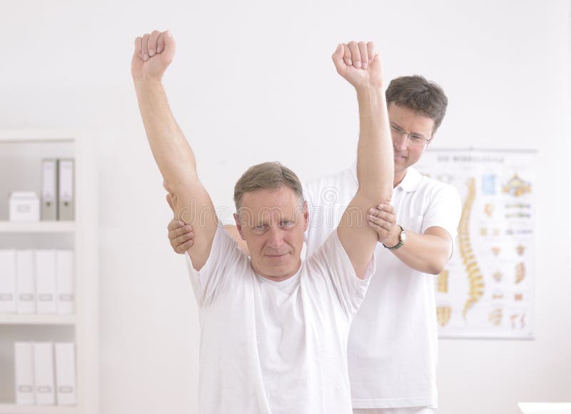 Fysiotherapie: Hogere mens en fysiotherapeut royalty-vrije stock foto's Fysiotherapie: Hogere mens en fysiotherapeut royalty-vrije stock foto's