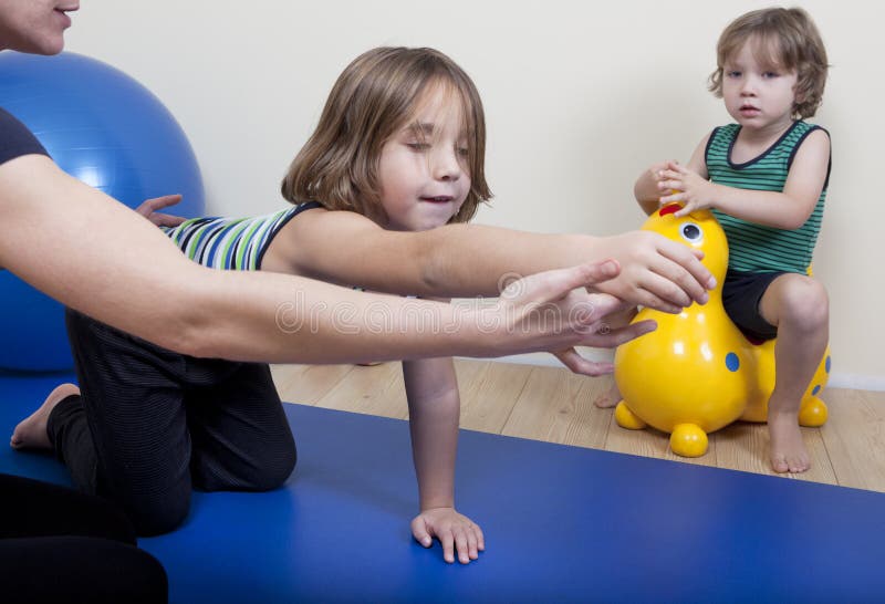 Fysiotherapie met twee kinderen stock foto's Fysiotherapie met twee kinderen stock foto's