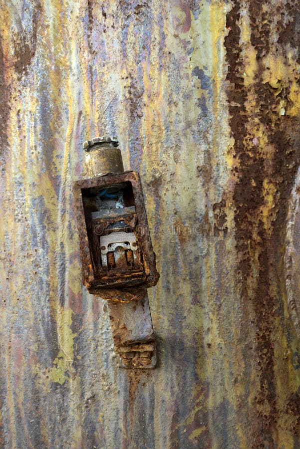 Fábrica abandonada do produto de destilação imagens de stock royalty free Fábrica abandonada do produto de destilação imagens de stock royalty free