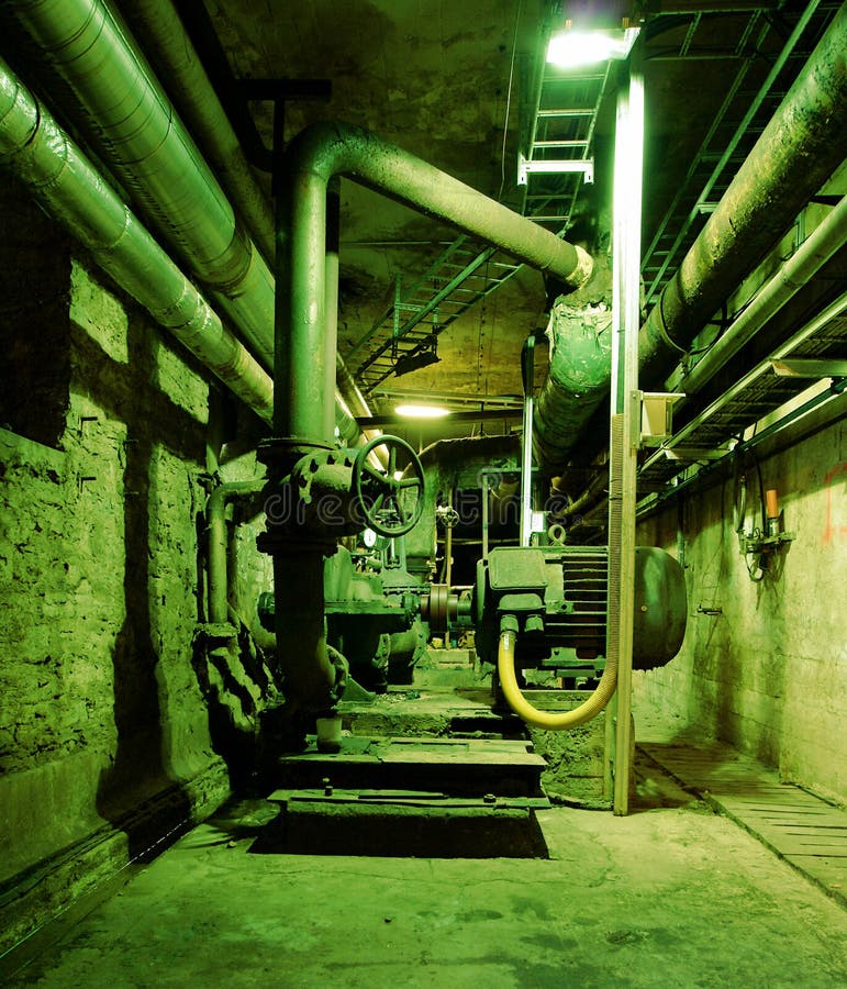 Fábrica Oscura Abandonada Vieja Imagen de archivo - Imagen de peladura