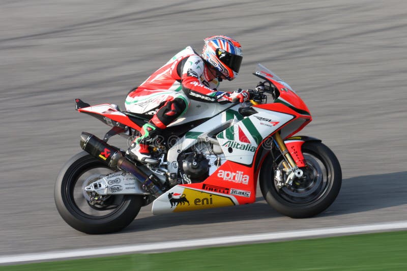 Fábrica Alitalia de Leon Camier Aprilia RSV4 imagen de archivo Fábrica Alitalia de Leon Camier Aprilia RSV4 imagen de archivo