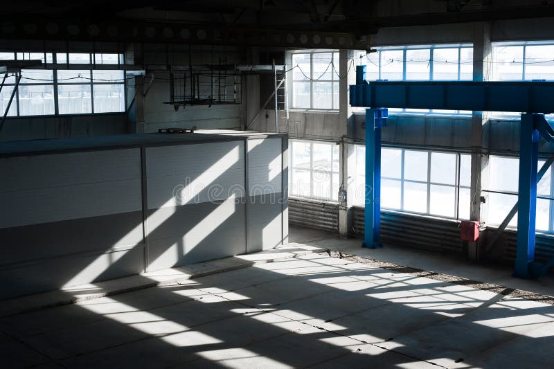 Fábrica da fabricação Construção vazia do hangar Fundo tonificado azul A sala da produção com grandes janelas e estruturas do met foto de stock Fábrica da fabricação Construção vazia do hangar Fundo tonificado azul A sala da produção com grandes janelas e estruturas do met foto de stock