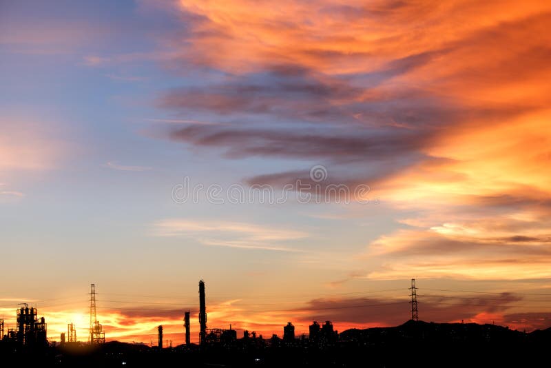 Fábrica da silhueta com fundo bonito do céu imagem de stock Fábrica da silhueta com fundo bonito do céu imagem de stock