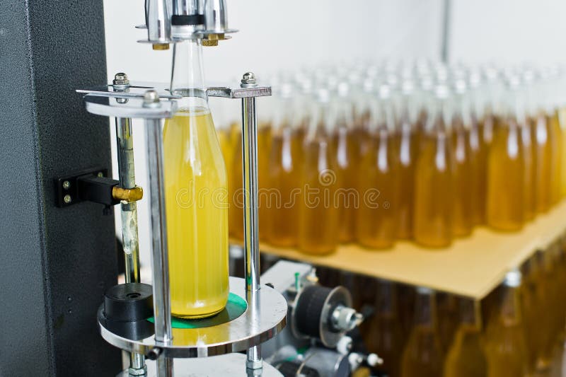 F?brica de engarrafamento - linha de engarrafamento da cerveja para a cerveja de processamento e de engarrafamento em garrafas imagens de stock royalty free F?brica de engarrafamento - linha de engarrafamento da cerveja para a cerveja de processamento e de engarrafamento em garrafas imagens de stock royalty free