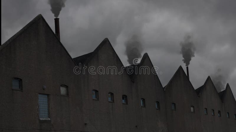 Fábrica industrial que contamina el aire